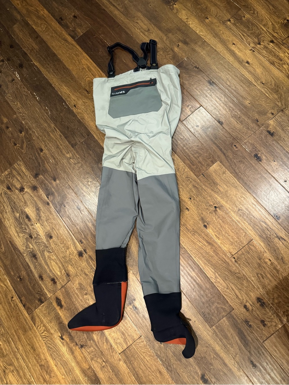 Simms flyfishing Men’s Two-Tone Waders w/ Simms felt bottom Brown leather Boots